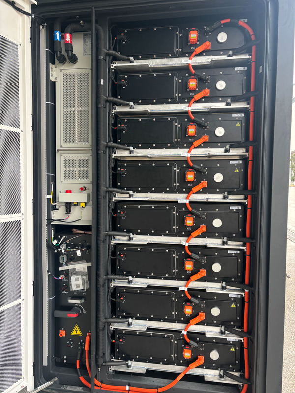 385 kWh Nennleistung Außenenergie-Speicher-Schränke System mit Flüssigkeit Kühlmethode