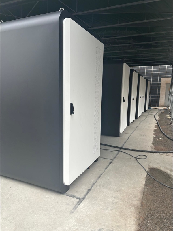 385 kWh Nennleistung Außenenergie-Speicher-Schränke System mit Flüssigkeit Kühlmethode
